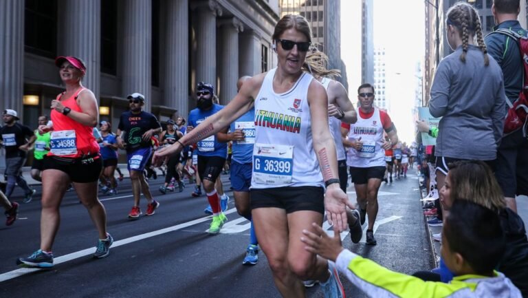 Chicago marathon runner high fives a spectator